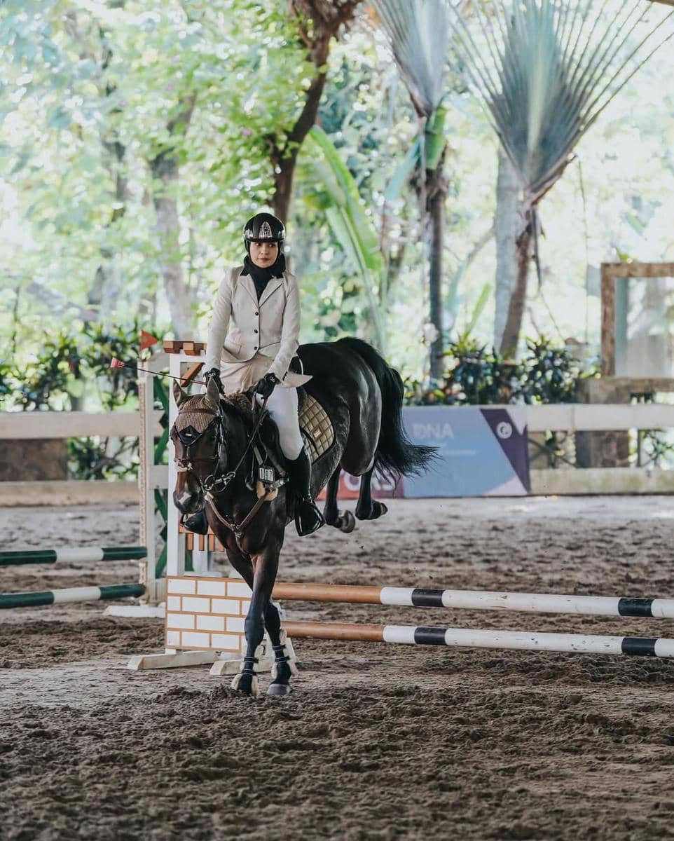Outfit berkuda Shireen Sungkar