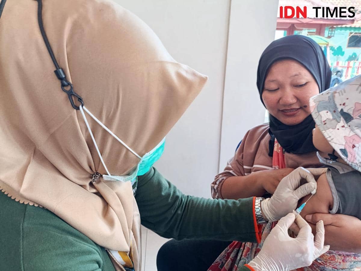 Pemberian vaksin campak di Desa Ringinpitu Tulungagung.