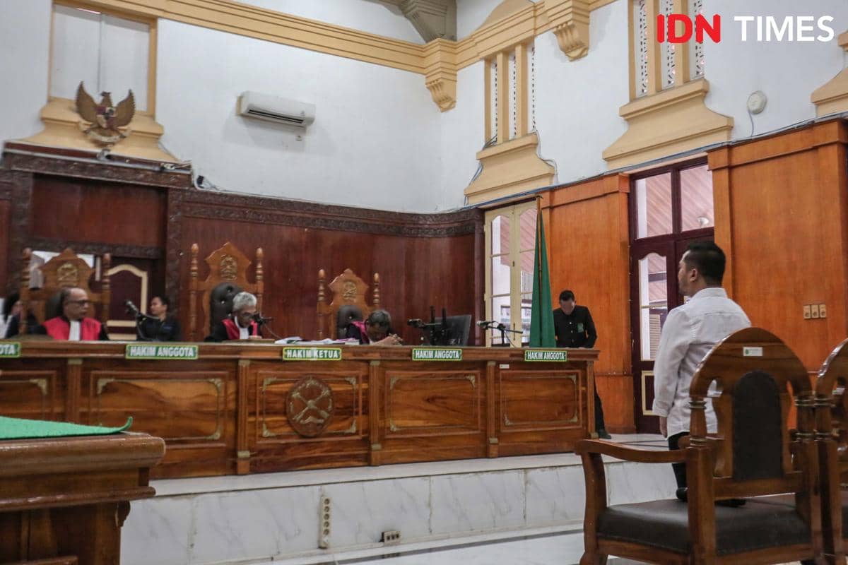 Videografer Amsal Sitepu usai divonis bebas di Pengadilan Negeri Medan, Rabu (1/4/2026). Dia dinyatakan tidak bersalah dalam perkara korupsi pembuatan video profil desa di Kabupaten Karo. (IDN Times/Prayugo Utomo)