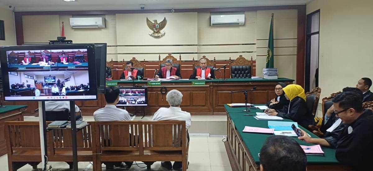Sidang Perdana, Eks Pj Bupati Sidoarjo Datang Pakai Kursi Roda