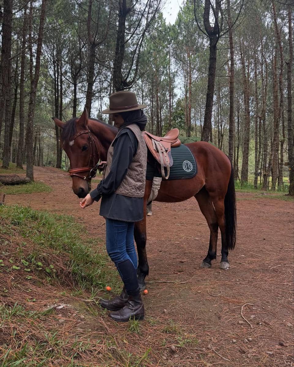 Outfit berkuda Zaskia Sungkar