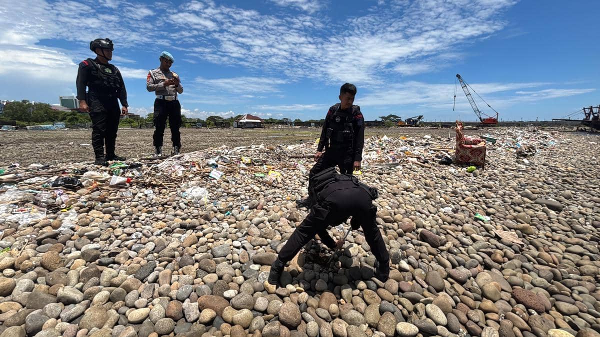 Penemuan granat aktif di tempat sampah area belakang Kantor BPN Makassar, Rabu (1/4/2026). (Dok. Gegana Brimob Polda Sulsel)Penemuan granat aktif di tempat sampah area belakang Kantor BPN Makassar, Rabu (1/4/2026). (Dok. Gegana Brimob Polda Sulsel)