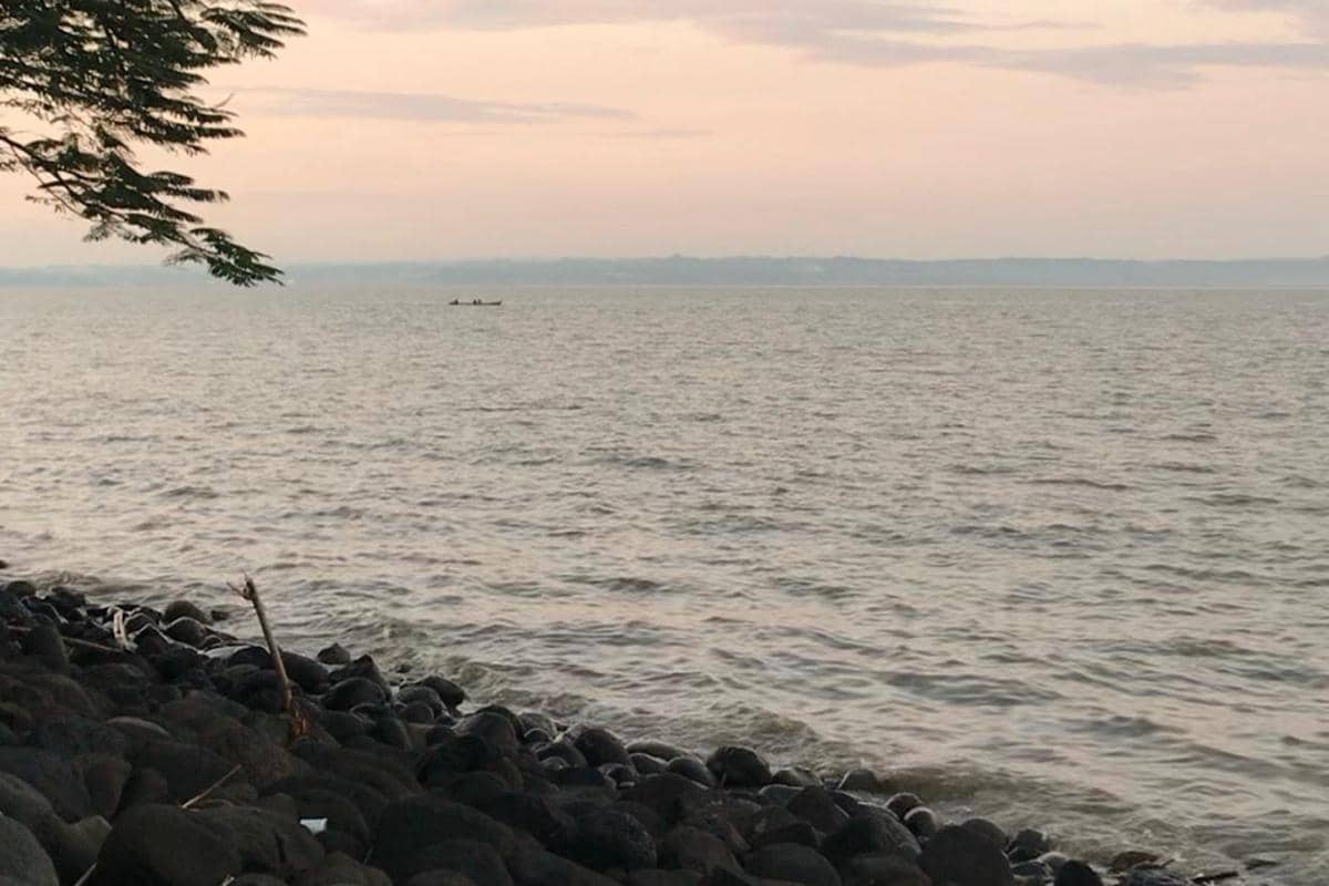 Foto area belakang Benteng Kedung Cowek dengan pemandangan laut yang terbuka.