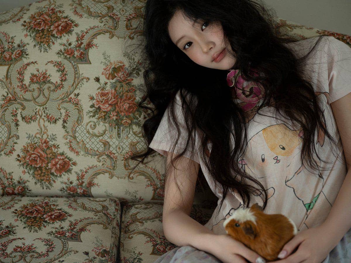 potret Wonhee ILLIT di mini album MAMIHLAPINATAPAI