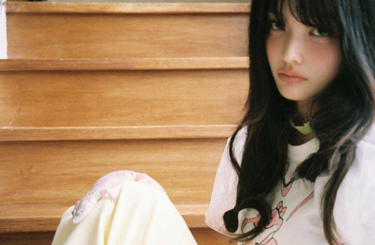 potret Iroha ILLIT di mini album MAMIHLAPINATAPAI