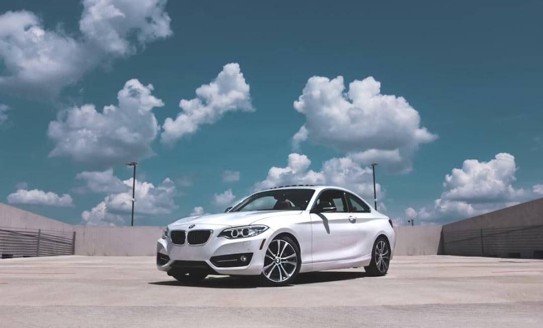 5 Penyebab Umum Mobil Mengeluarkan Bau Bensin, Catat!