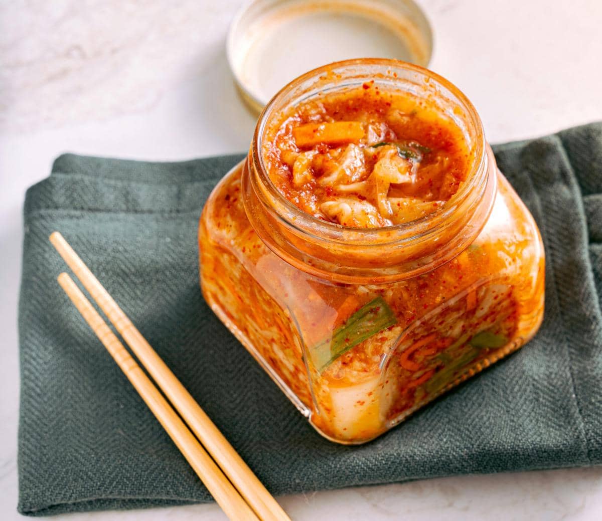 ilustrasi kimchi dalam toples