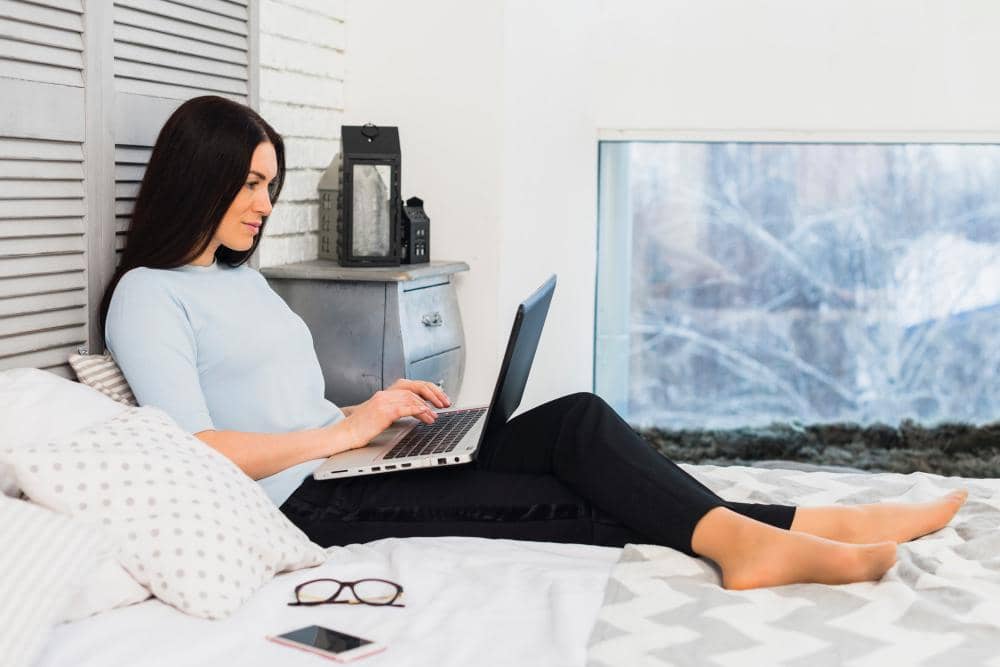 5 Dampak Buruk Bekerja di Tempat Tidur yang Sering Dianggap Sepele