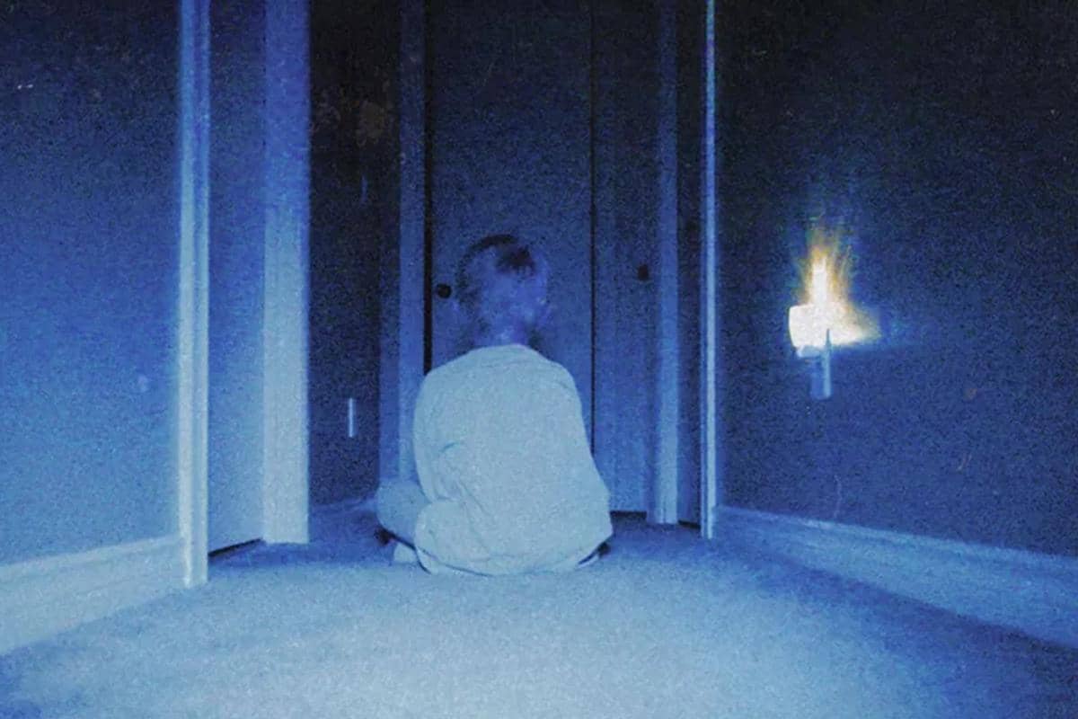 adegan dalam film Skinamarink