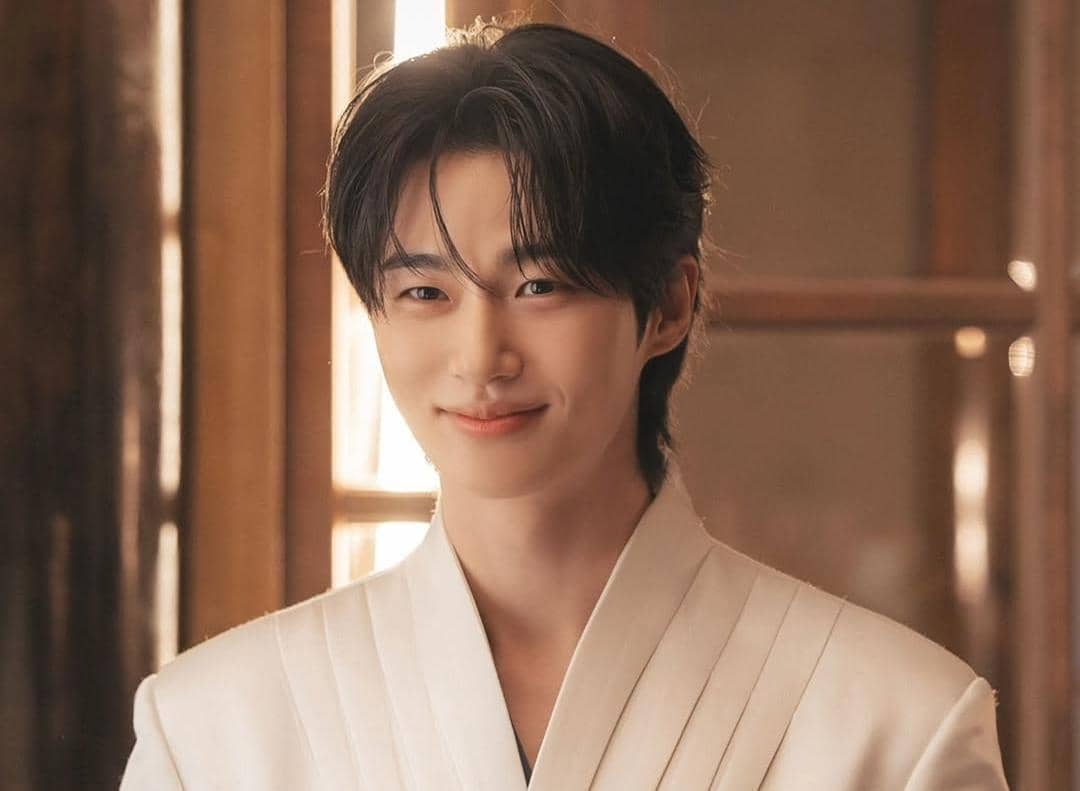 Byeon Woo Seok di drama Perfect Crown