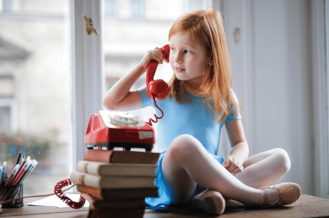 ilustrasi balita bermain menggunakan telephone