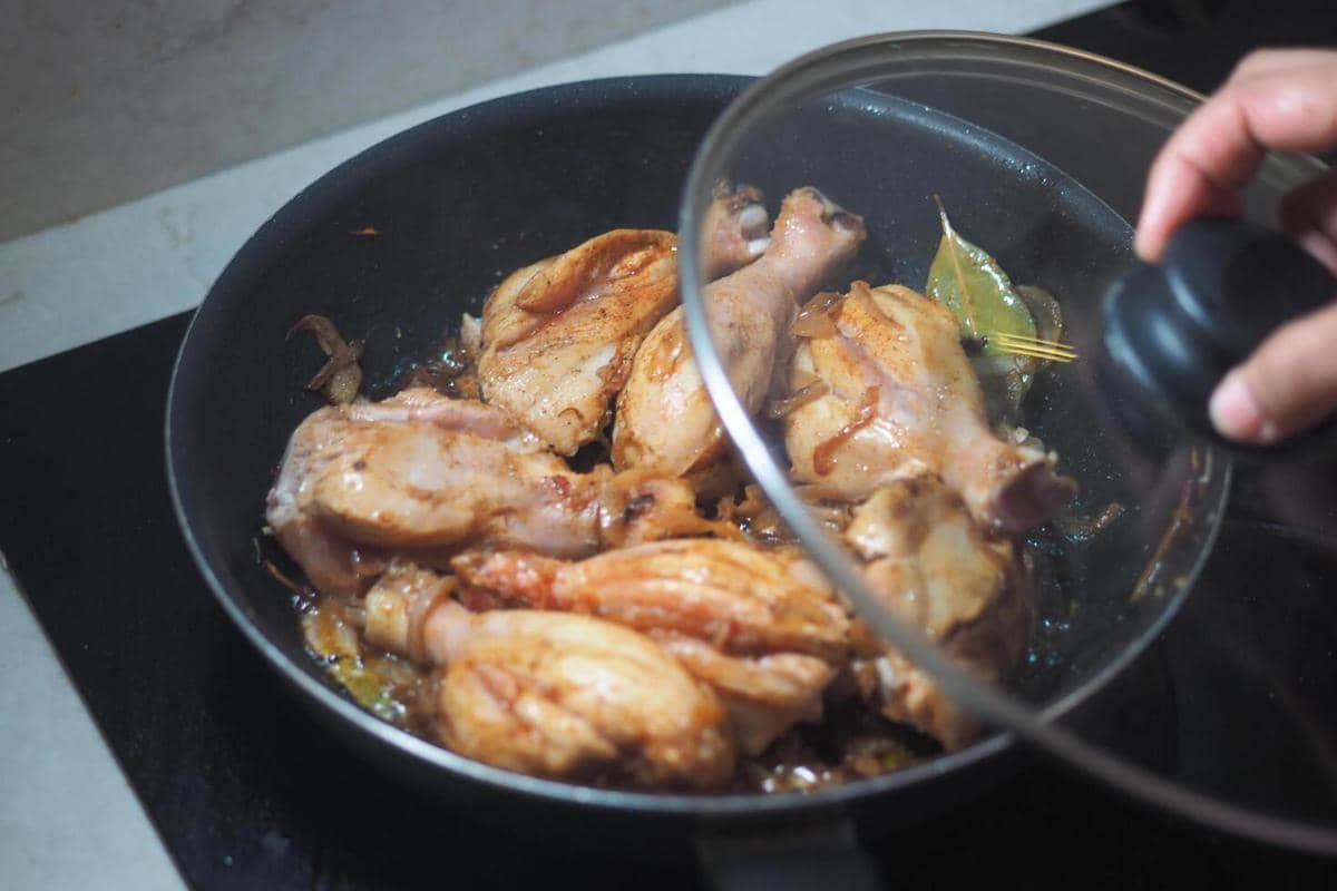 ilustrasi menggoreng ayam