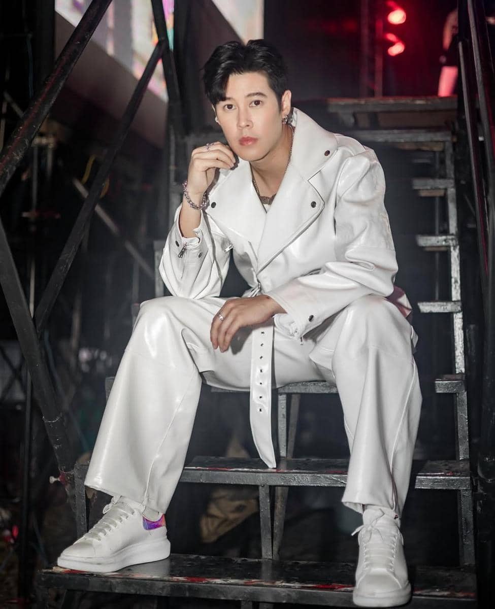 Outfit White Sneakers ala Ben Santiraj