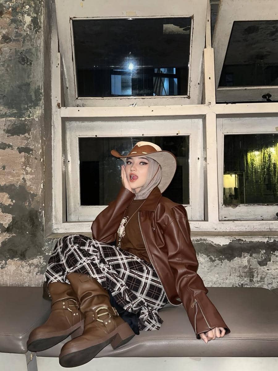 OOTD Nuansa Cokelat ala Tia Santika