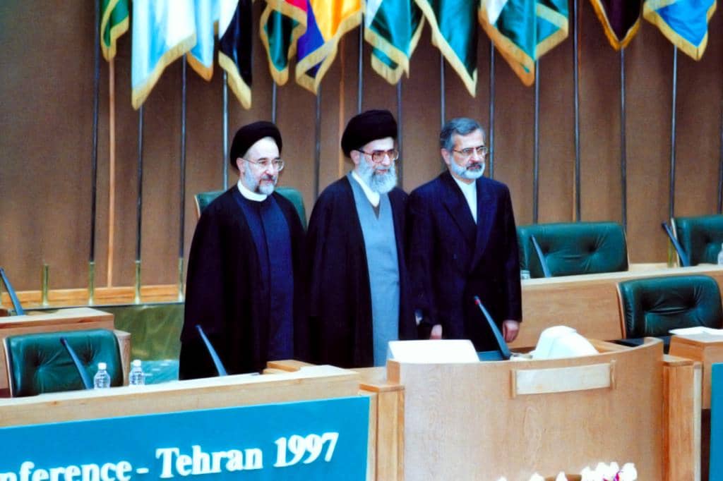 Mantan Presiden Iran Mohammad Khatami (kiri), mendiang Pemimpin Tertinggi Iran Ali Khamenei (tengah) dan Mantan Menteri Luar Negeri Iran Kamal Kharrazi