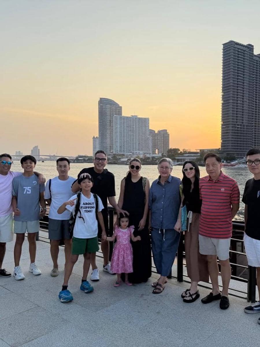 Julie Estelle dan keluarga liburan