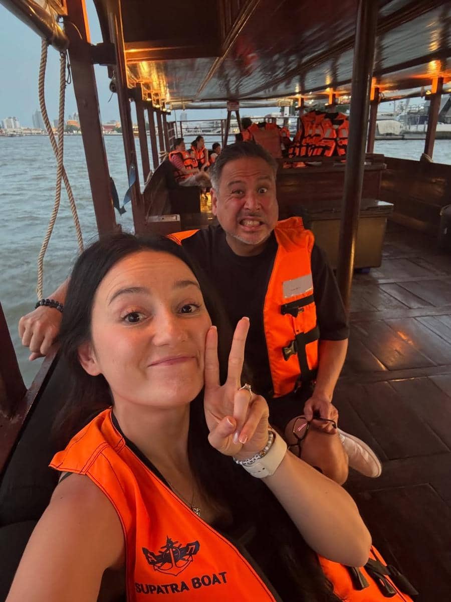 Julie Estelle dan keluarga liburan