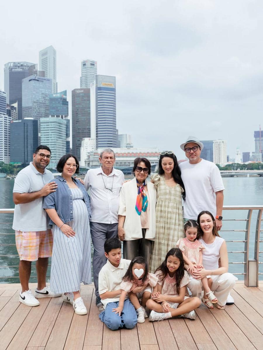 Julie Estelle dan keluarga liburan