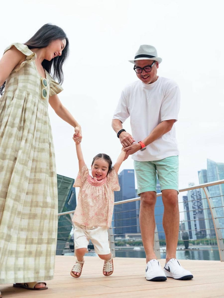 Julie Estelle dan keluarga liburan