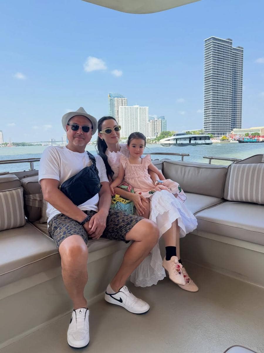 Julie Estelle dan keluarga liburan