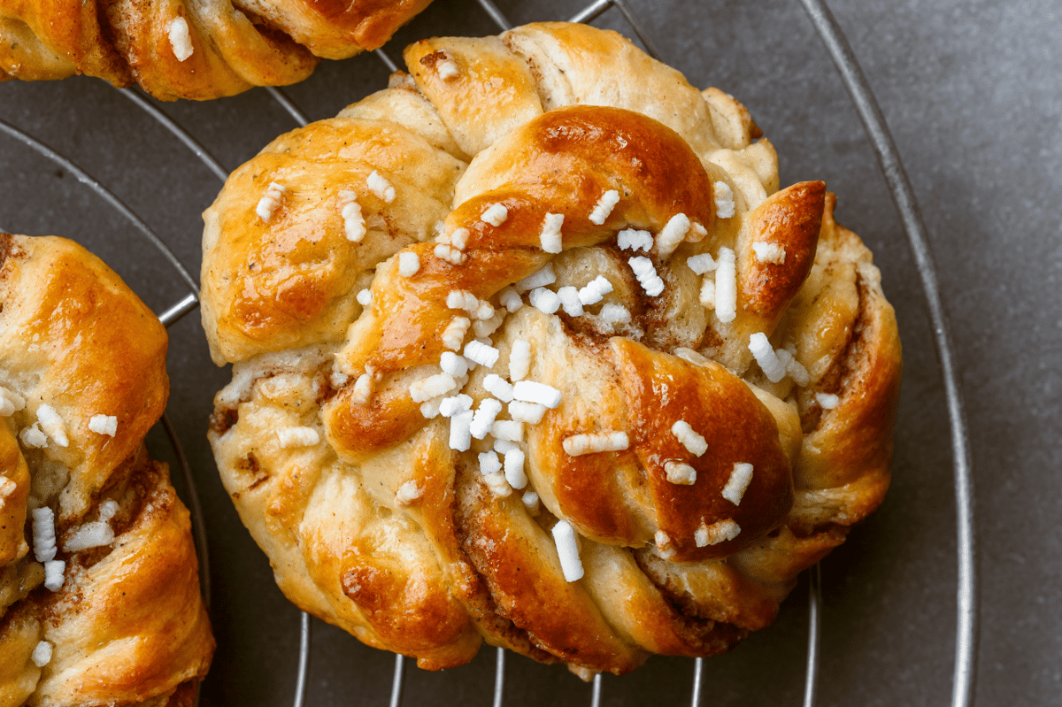 ilustrasi sajian cinnamon buns