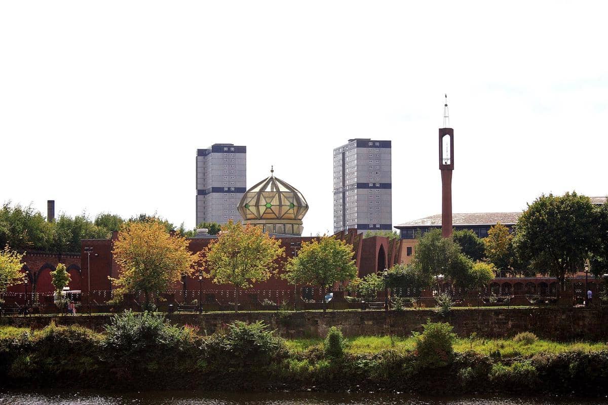 potret kubah dan menara Masjid Pusat Glasgow