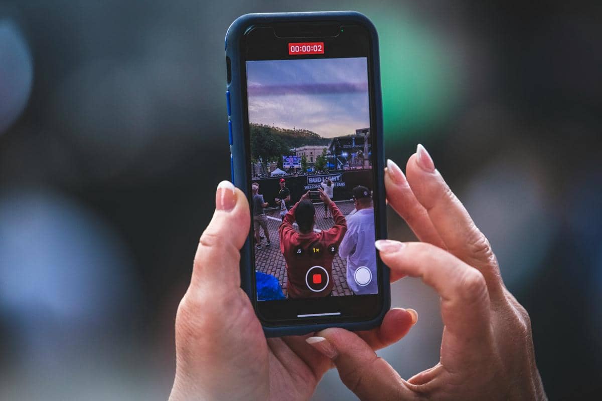 ilustrasi merekam video di HP