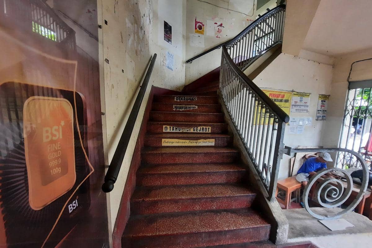tangga menuju lantai dua Pasar Gede Solo