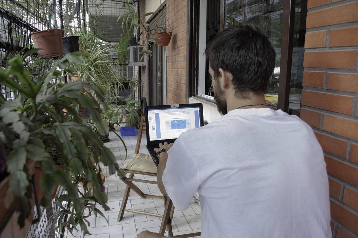 Ilustrasi work from home.