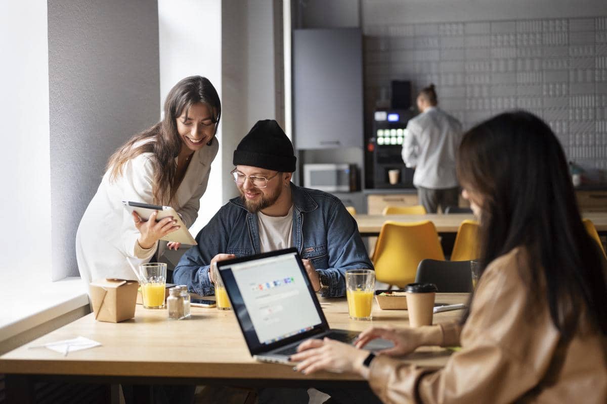 Ilustrasi beberapa orang bekerja di Fine Co Working Space, fokus dan produktif. 