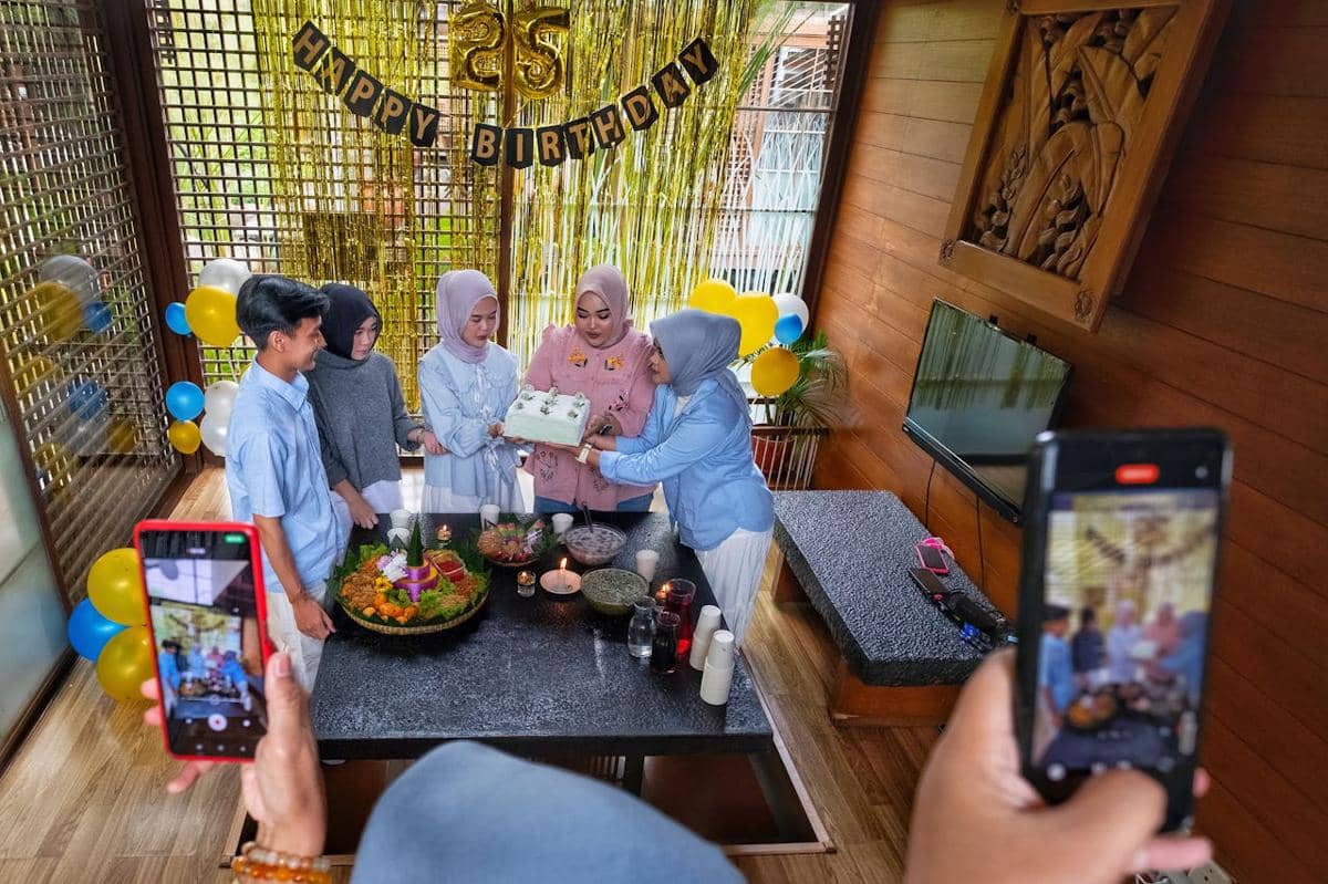 ilustrasi anak muda merayakan pesta ulang tahun