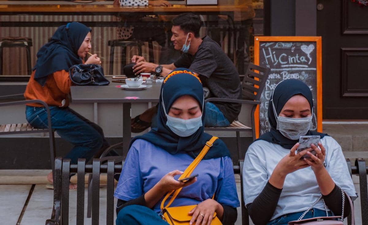 ilustrasi perempuan sedang main handphone