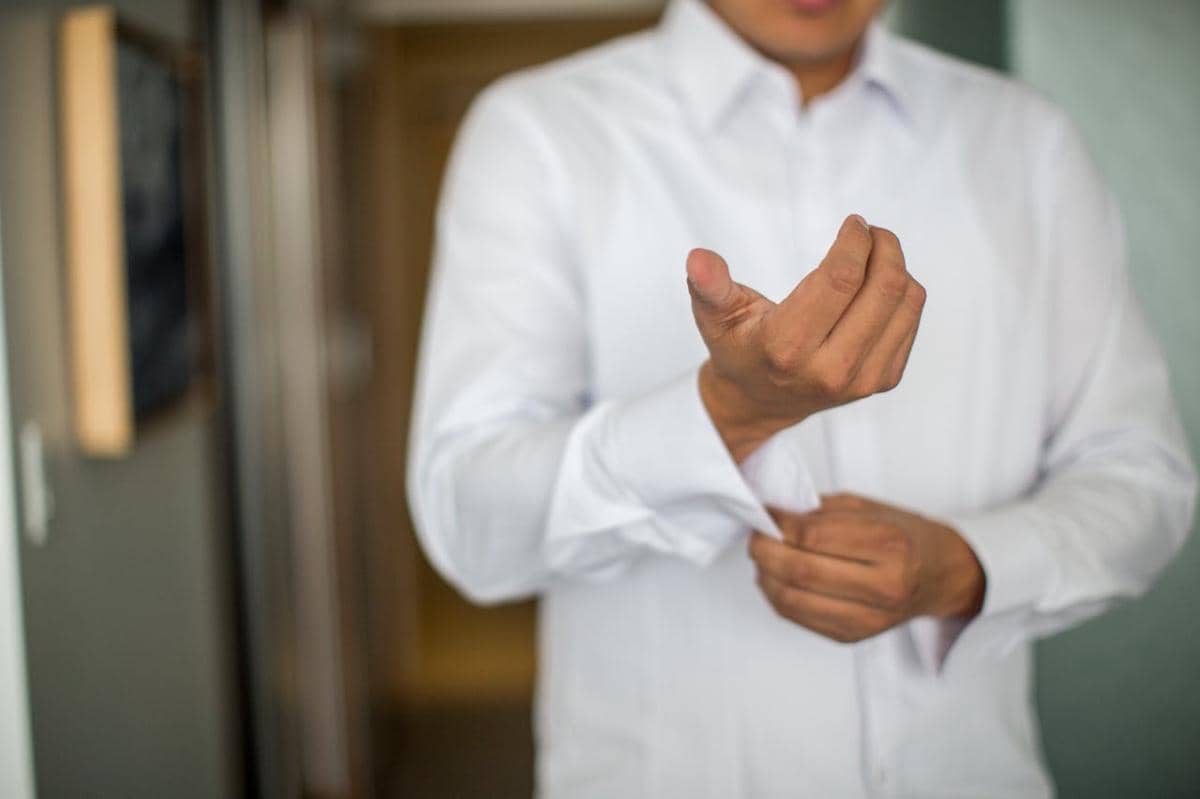 Kenapa Banyak Pria Menggulung Lengan Kemeja? Ternyata Ada Maknanya