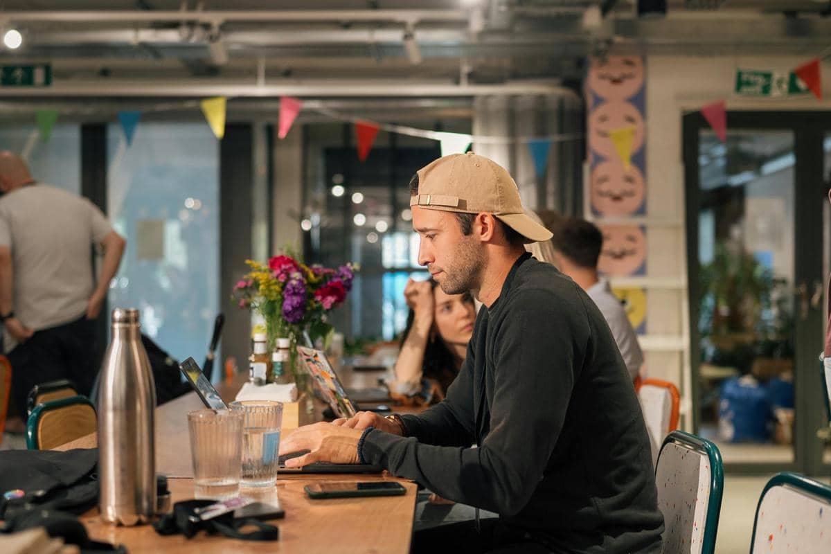 Ilustrasi suasana luas dan estetik di LOUVE Cafe and Eatery, ideal untuk WFC individu atau rombongan.