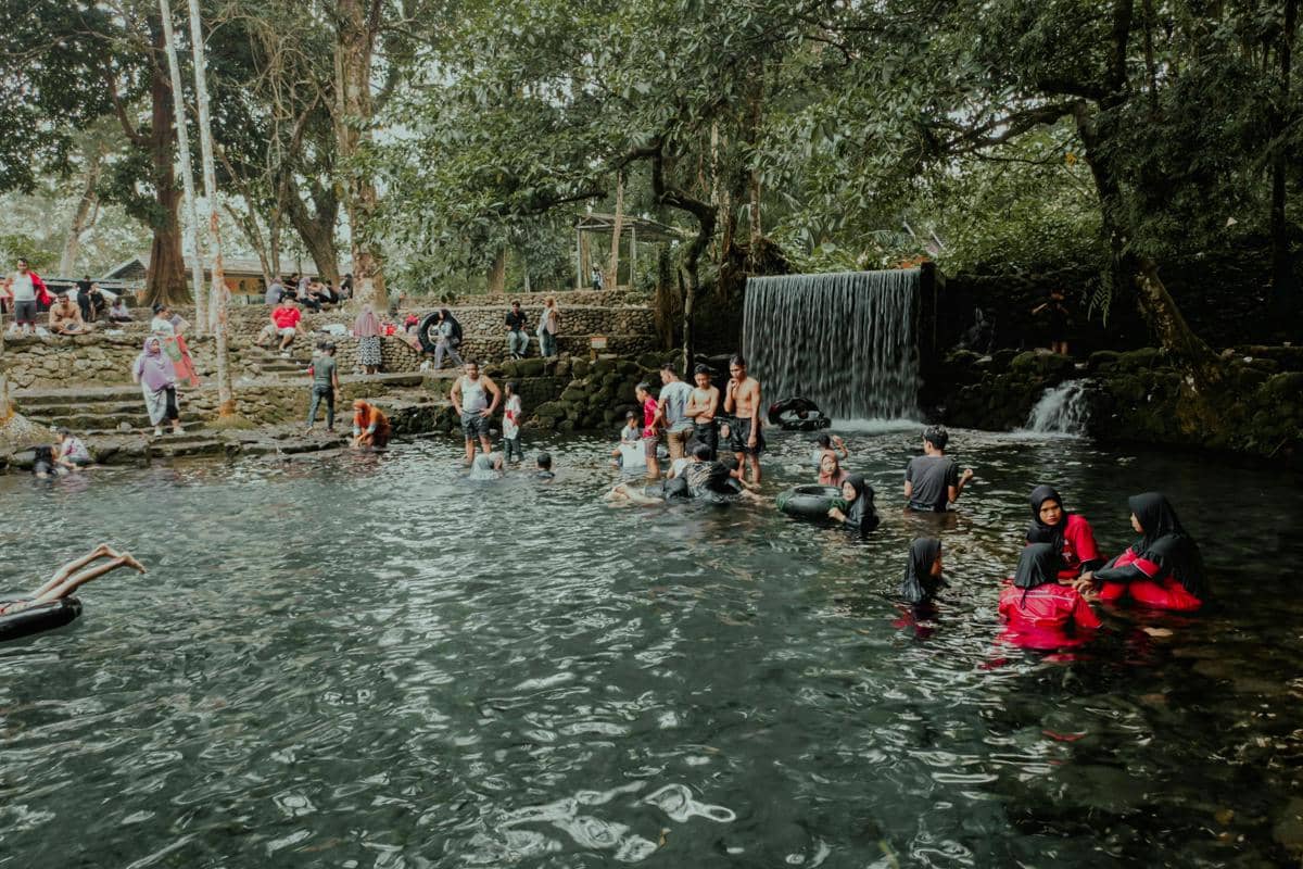 Ilustrasi kejernihan mata air alami Sumber Sirah dengan panorama bawah air yang khas.