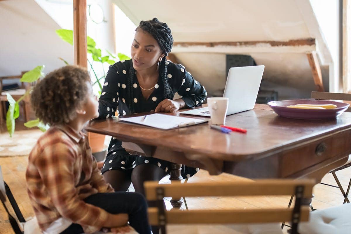 ilustrasi orangtua memberikan instruksi singkat dan jelas pada anak