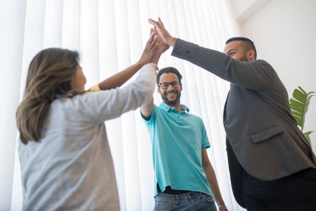 ilustrasi lingkungan kerja yang menyenangkan