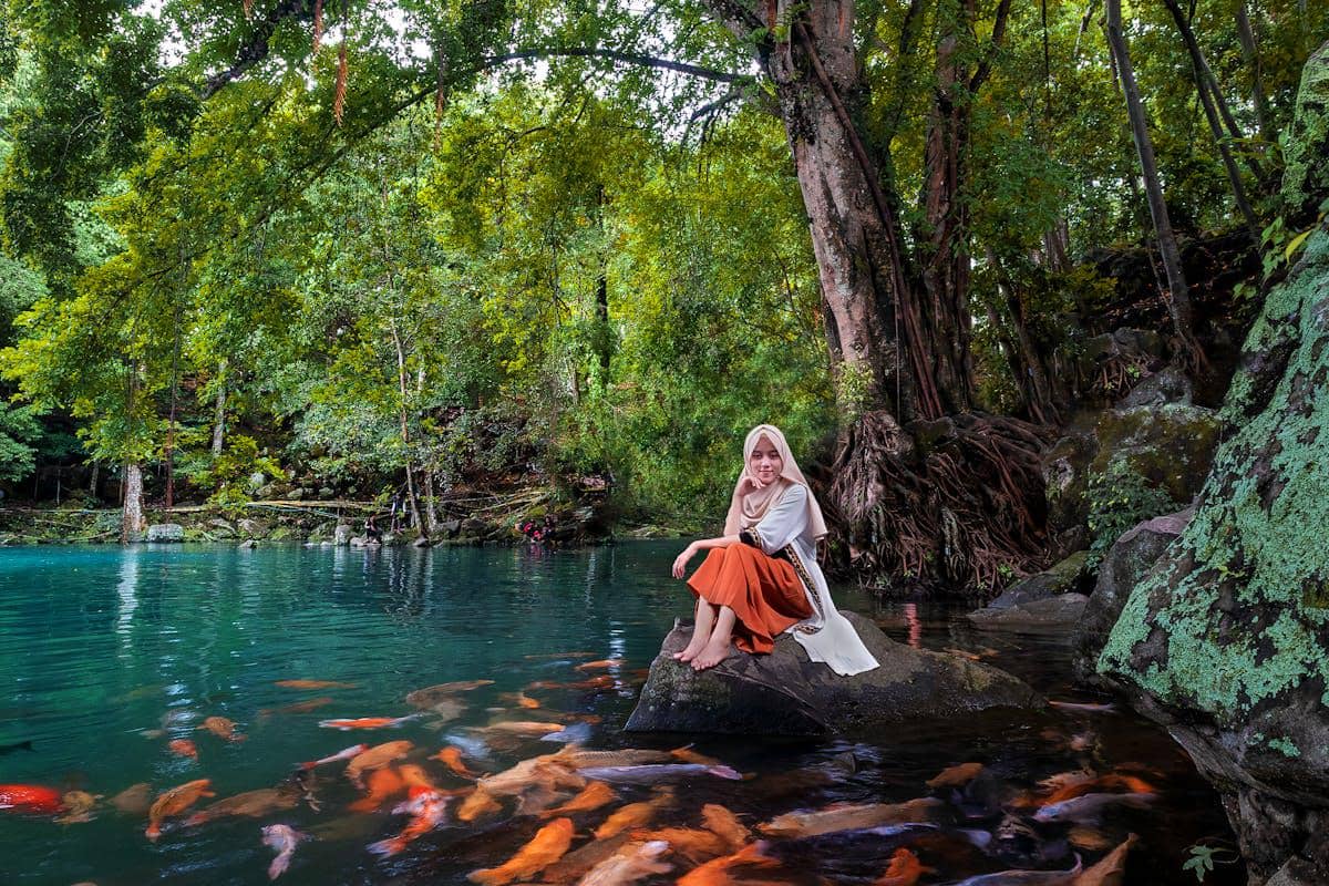Ilustrasi danau dengan ikan hias
