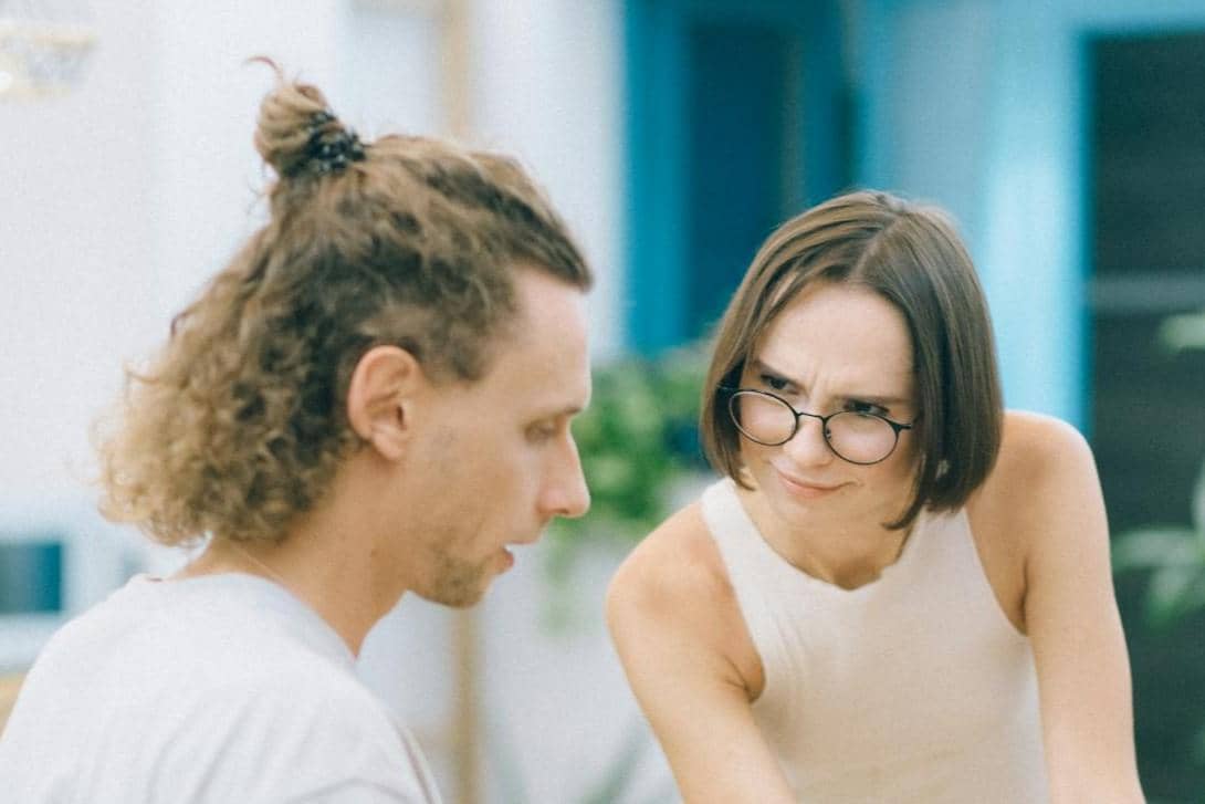 ilustrasi menghindari kontak mata pada lawan bicara