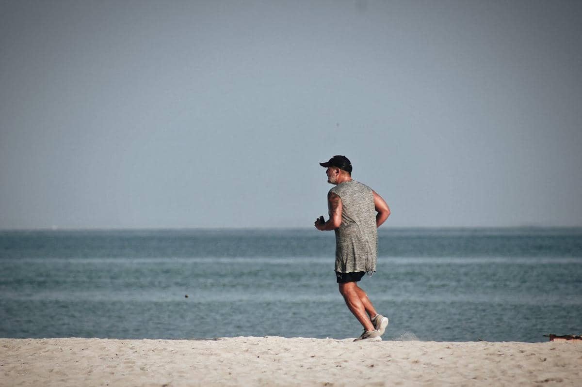 Ilustrasi jogging di pantai