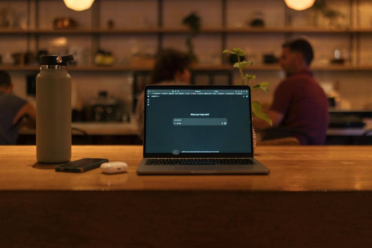 Ilustrasi ruang kafe luas dengan area indoor cozy, nyaman untuk kerja lama di Cold N Brew Gubeng.