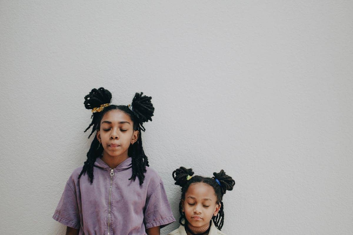 ilustrasi memberikan anak yang tantrum waktu tenang di pojok area keramaian