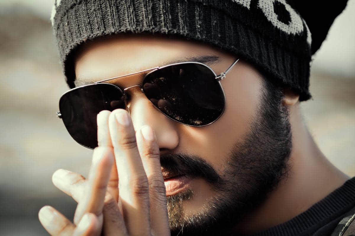 Kenapa Pria Suka Pakai Kacamata Hitam meski Gak Terik? Ini Alasannya