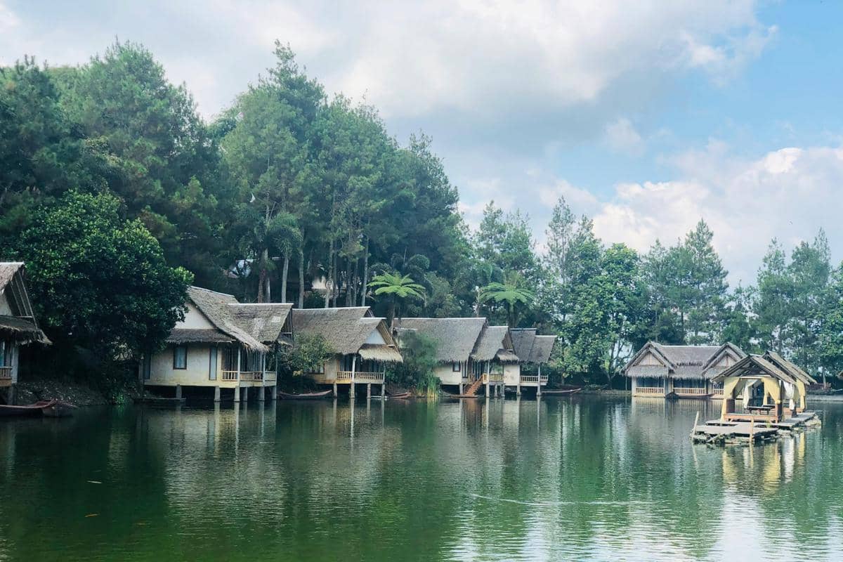 Ilustrasi Kolam Sumber Taman luas dengan nuansa pedesaan yang sederhana.