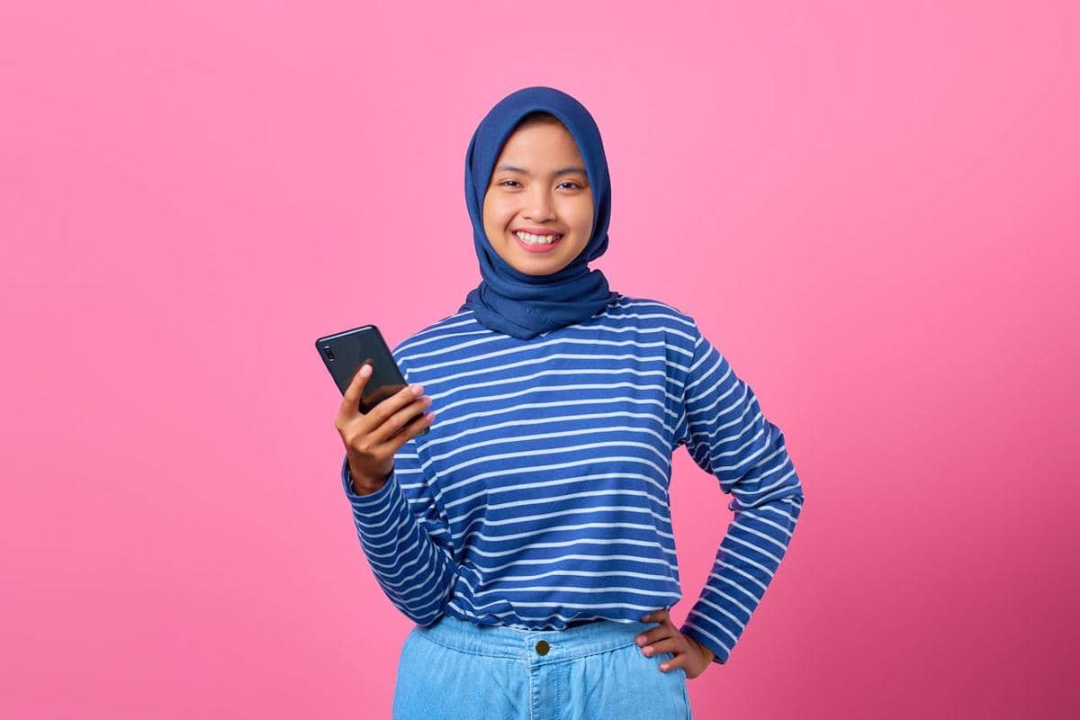 ilustrasi perempuan memegang handphone