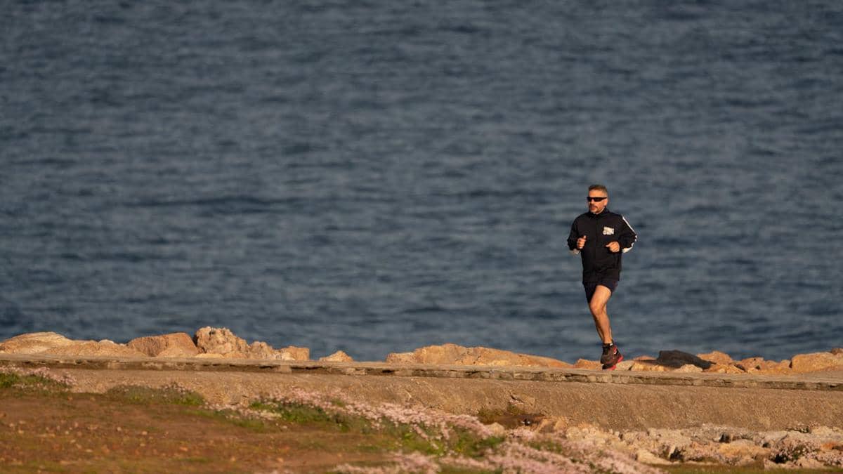 Ilustrasi jogging di pantai