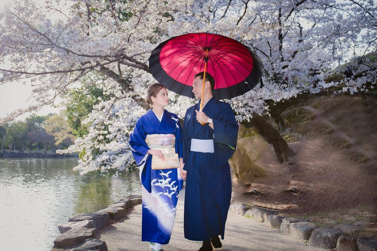 ilustrasi pasangan romantis dan sakura