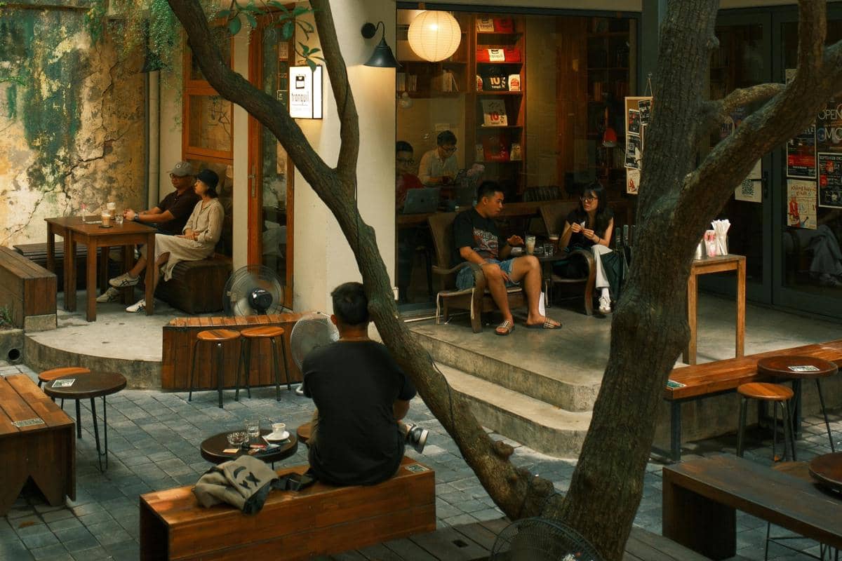 Ilustrasi tempat duduk outdoor minimalis dan homey di Ultra Coffee, nyaman untuk kerja santai.