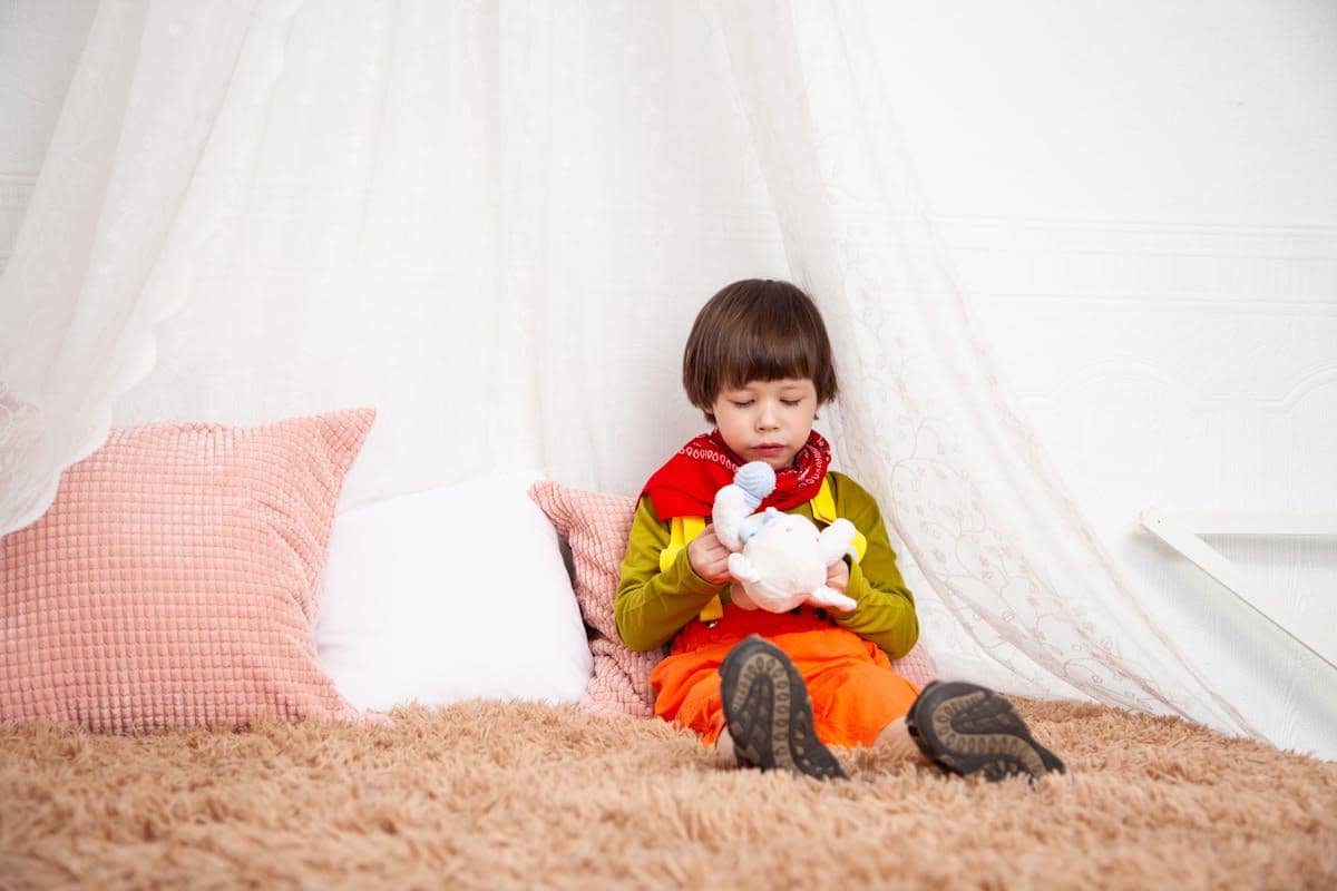 ilustrasi berikan anak mainan favorit saat anak tantrum