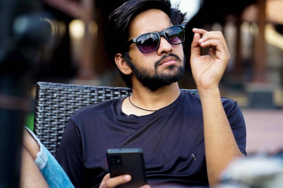 ilustrasi pria dengan kacamata hitam